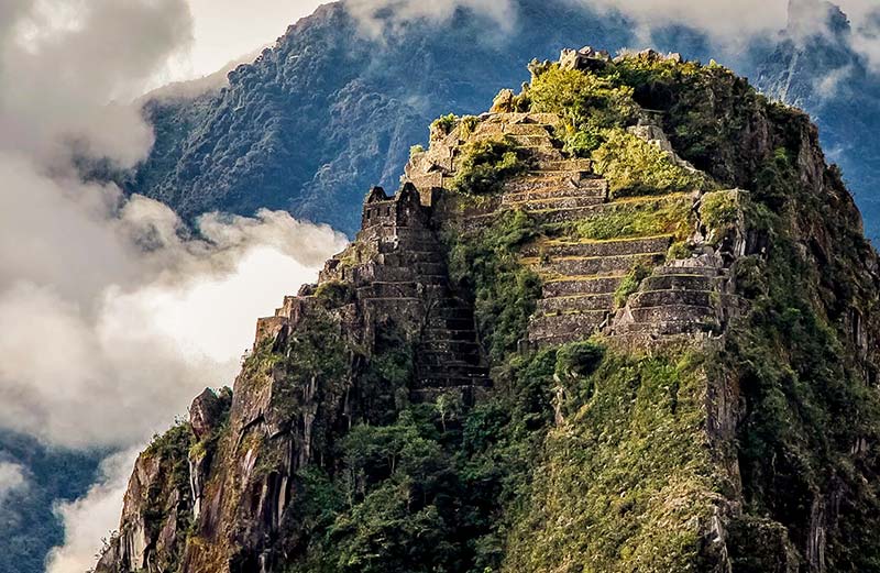 Vista a la cima de la montaña Huayna Picchu