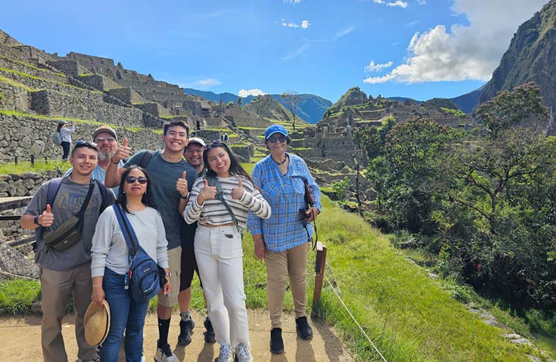 Familia de extranjeros visitando Machu Picchu