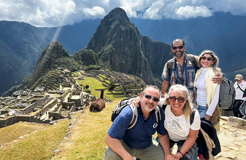 Grupo de amigos explorando las ruinas de Machu Picchu