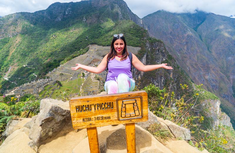 En la cima de la pequeña montaña Huchuy Picchu