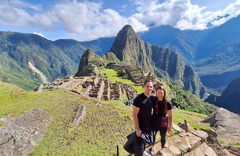 Pareja de turistas en Machu Picchu