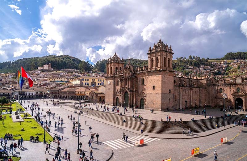 Vista a la Catedral en la plaza de Armas del Cusco
