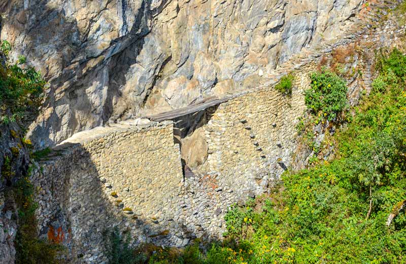 Puente Inca de Machu Picchu construido en un acantilado