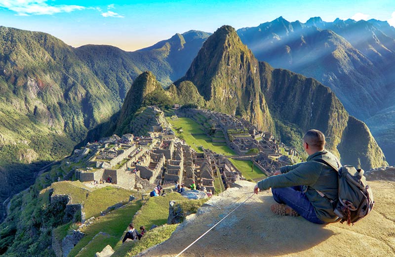 Turista observando la ciudadela Inca