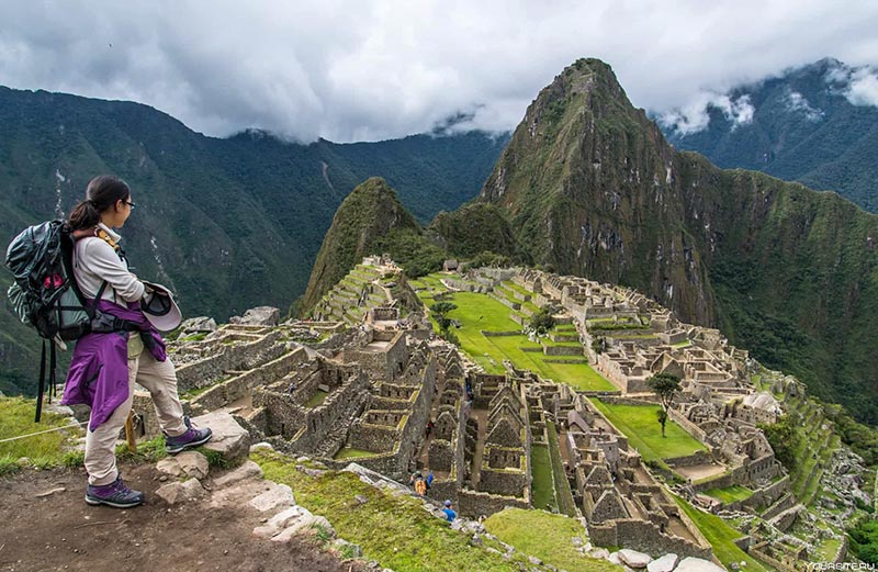 Turista observando la ciudadela Inca de Machu Picchu