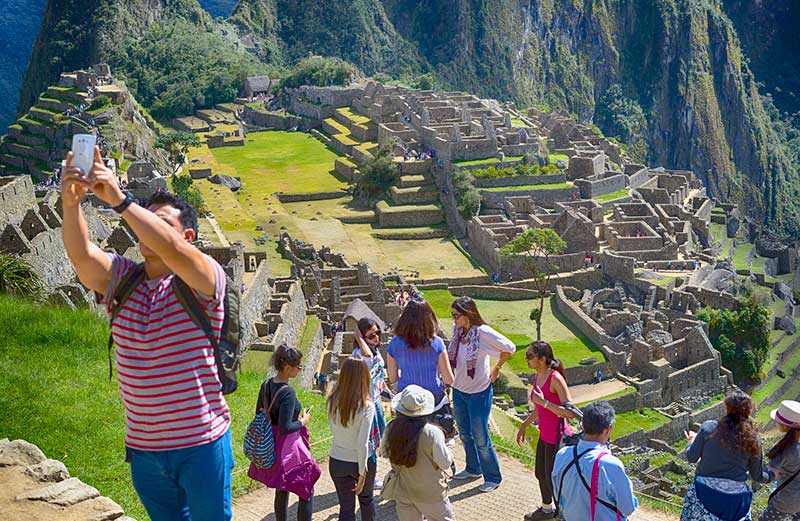Viajero sacándose una selfi en Machu Picchu