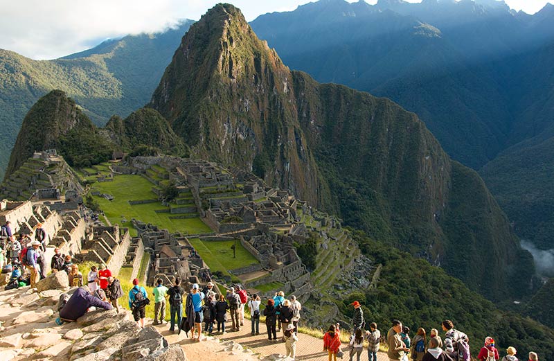 Turistas esperando el amanecer en Machu Picchu