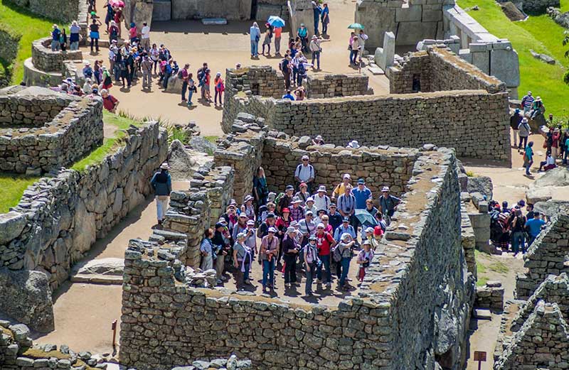 Turistas visitando Machu Picchu en temporada alta