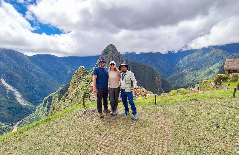 Turistas tomándose la foto clásica en Machu Picchu