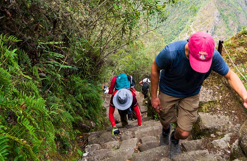 Subiendo de forma ordenada a Huayna Picchu