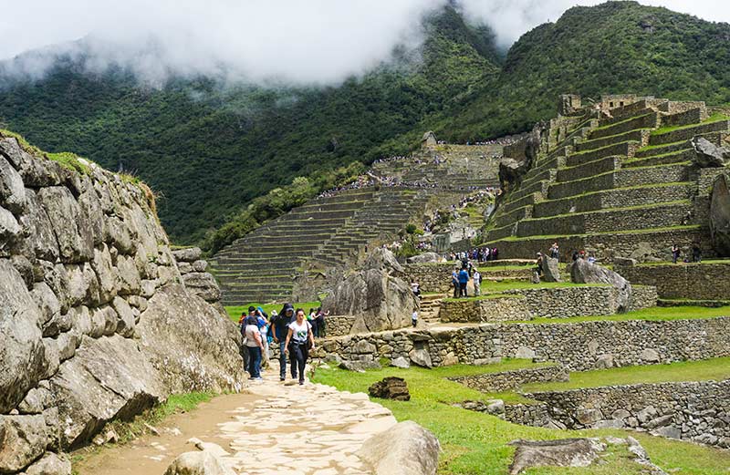 Visitantes recorriendo por la ciudadela Inca