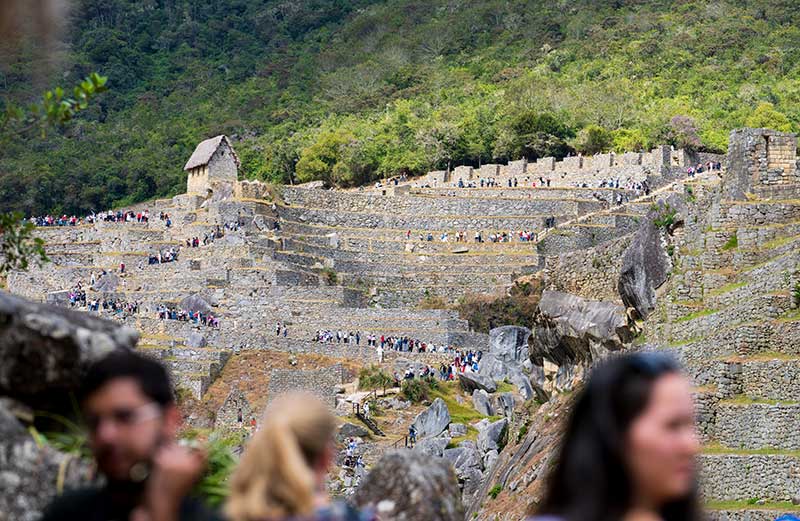 Turistas recorriendo Machu Picchu