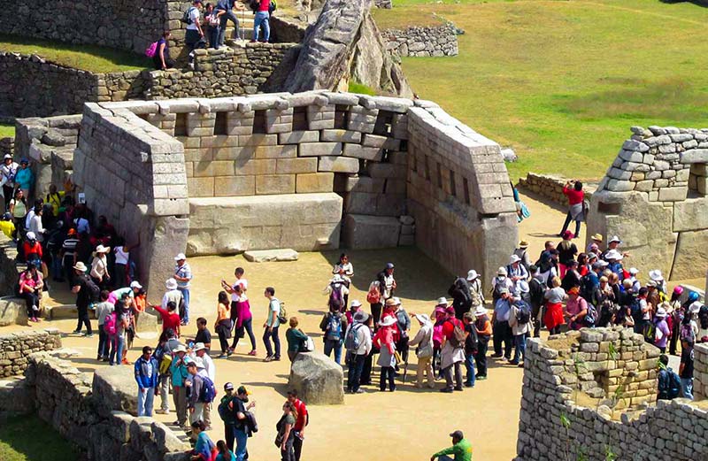 Visitando el templo principal de Machu Picchu